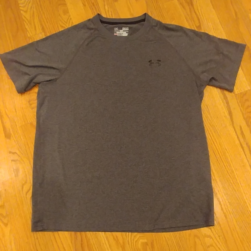 ☀️CLOSET CLEAR OUT☀️
Under Armour Loose Fit Dri Fit 
Gray T-shirt Size Medium